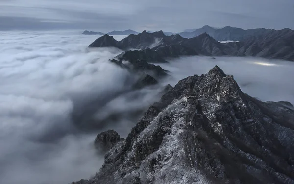 Krajobraz Jiankou Wielkiego Muru Otoczony Przez Morze Chmury Śniegu Wiosna — Zdjęcie stockowe