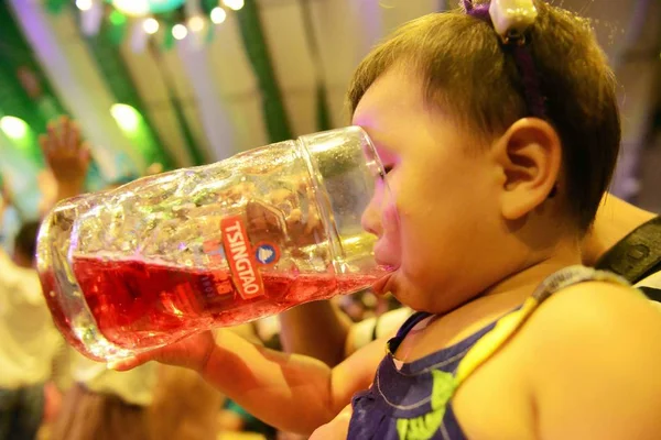 Dziecko Pije Piwo Podczas Qingdao International Beer Festival Asian Oktoberfest — Zdjęcie stockowe