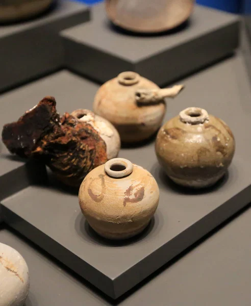 Керамические Изделия Найденные Затонувшем Корабле Названием Huaguangjiao Экспонируются Выставке Китайском — стоковое фото