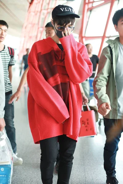 Çinli Şarkıcı Aktör Zhang Yixing Daha Çok Bilinen Adıyla Yatıyordu — Stok fotoğraf