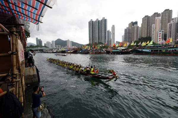 Partecipanti Sfidano Una Gara Drago Barca Celebrare Dragon Boat Festival — Foto Stock