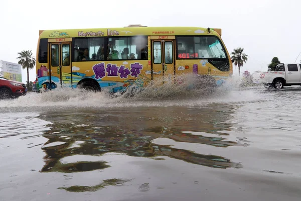 Fahrzeuge Fahren Auf Einer Überfluteten Straße Verursacht Durch Einen Schweren — Stockfoto