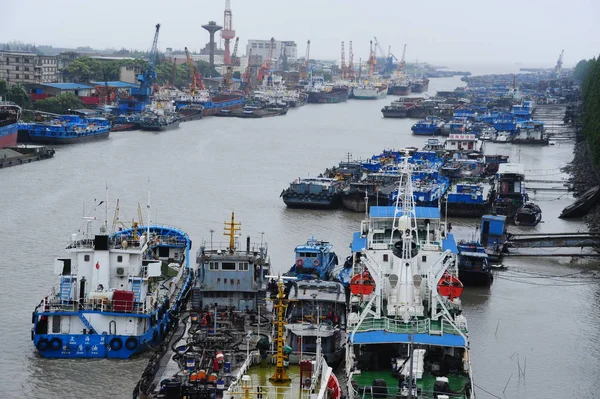 Los Barcos Pesqueros Están Atracados Puerto Preparación Para Tifón Ampil — Foto de Stock