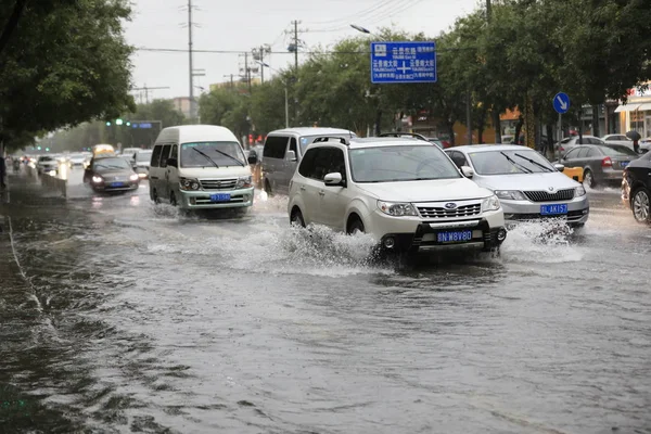 Cars Drive Flooded Road Caused Heavy Rainstorm Tongzhou District Beijing — Stock Photo, Image