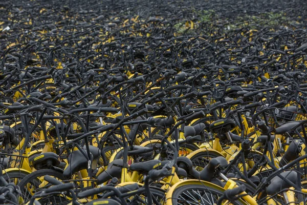 Fahrräder Des Chinesischen Fahrradverleihdienstes Ofo Stapeln Sich Auf Einer Freifläche — Stockfoto