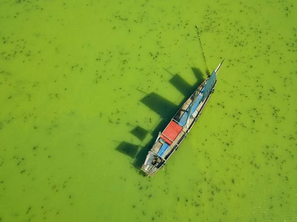 동쪽으로 중국의 파란색 조류에 보호의 물에서 보트의 조감도 2018 — 스톡 사진