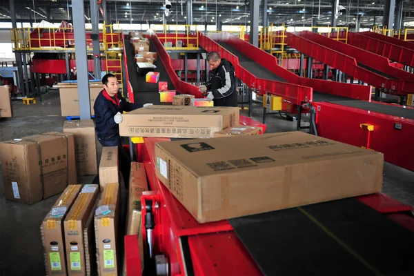 Chinese Workers Sort Out Parcels Most Which Online Shopping Distribution — Stock Photo, Image