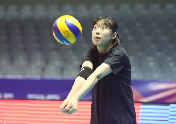 2018年5月14日 在中国东部浙江省宁波市举行的 2018年 Fivb 排球女国联赛中 韩国女排一名球员参加了泳池2预赛的训练课 — 图库照片