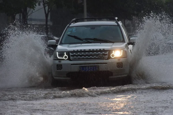 Ένα Αυτοκίνητο Οδηγεί Πλημμυρισμένο Δρόμο Μετά Από Καταιγίδα Στην Πόλη — Φωτογραφία Αρχείου