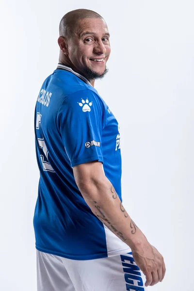 Exclusive Portret Brazylijski Piłkarz Roberto Carlos 2018 Super Pingwin Piłka — Zdjęcie stockowe