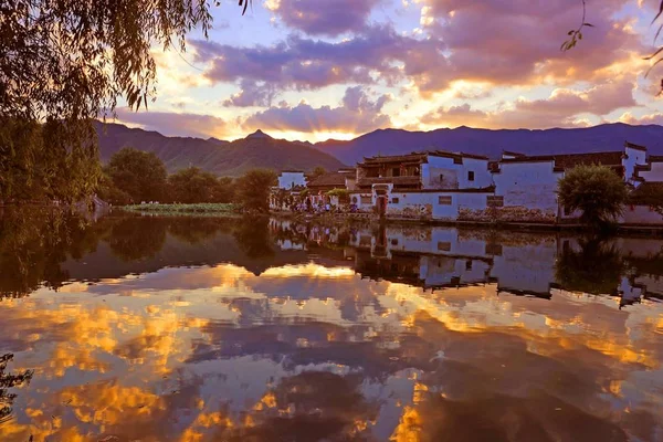 世界文化遺産 2018 日中国東部の安徽省黄山市 イシャン郡として記載されているエンフィ村の伝統建築物の日没の風景 — ストック写真