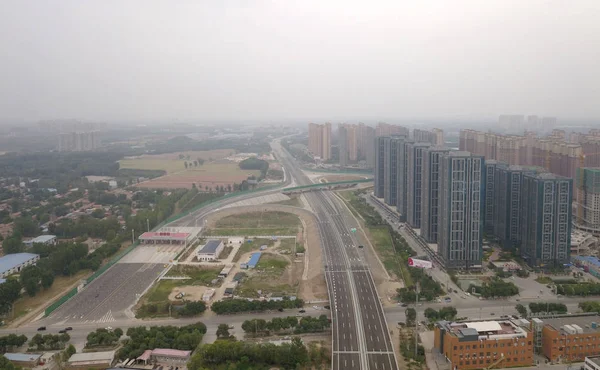 2018 日中国北部の河北省廊坊市の Jingqin を高速道路として一般的略称 G0121 Beijingcqinhuangdao 道の三和国セクションの空撮 — ストック写真