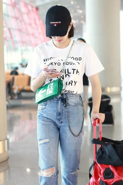 Chinese Singer Actress Victoria Song Song Qian Uses Her Smartphone — Stock Photo, Image