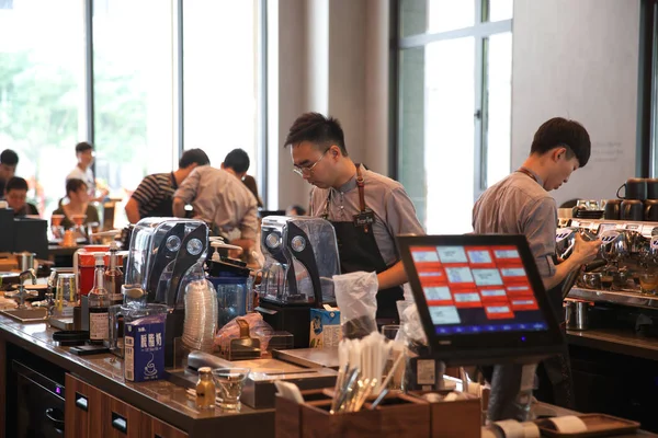 Empleados Chinos Trabajan Recién Inaugurada Tienda Insignia Starbucks Reserve Beijing —  Fotos de Stock
