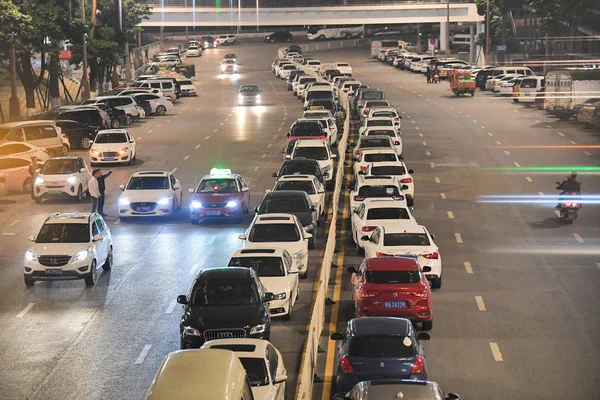 Vehicles Lined Innermost Outermost Lanes Two Way Eight Lane Street — Stock Photo, Image