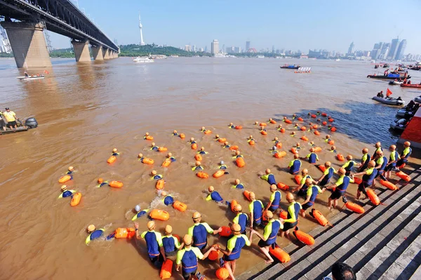 Nuotatori Partecipano Alla Corsa Nuoto Del Fiume Yangtze 2018 Celebrare — Foto Stock
