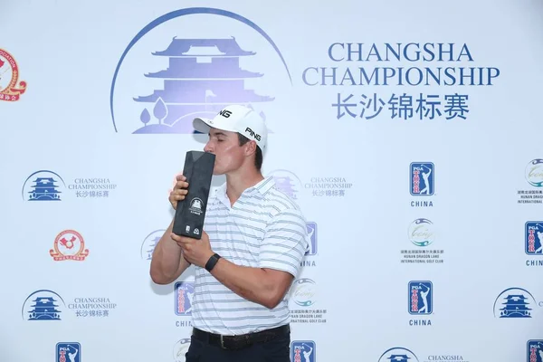 Golfista Americano Charlie Saxon Beija Seu Troféu Depois Ganhar Campeonato — Fotografia de Stock