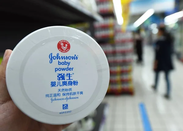 Customer Shops Pot Johnson Baby Powder Johnson Johnson Supermarket Hangzhou — Stock Photo, Image