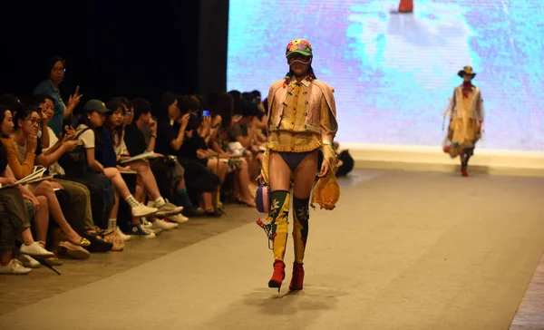 Modelo Muestra Una Nueva Creación Graduado Durante Desfile Moda Para —  Fotos de Stock