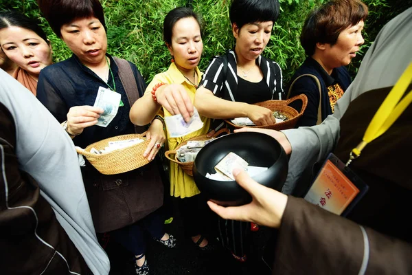 Des Moines Bouddhistes Chinois Tenant Des Bols Aumône Pour Recevoir — Photo