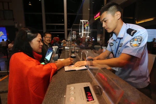 Turisti Indonesiani Ricevono Ispezione Sull Immigrazione All Aeroporto Internazionale Haikou — Foto Stock