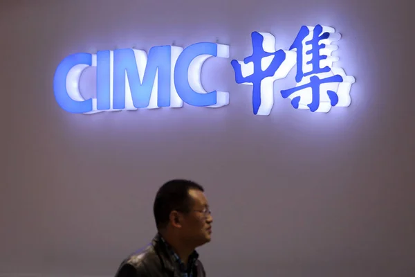 2014年4月2日 上海で開催された展示会中に Cimc 中国国際海洋コンテナ グループ 有社のスタンドを通り過ぎる訪問者 — ストック写真