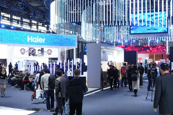 Nsanlar Şangay Bir Sergi Sırasında Haier Group Standını Ziyaret Çin — Stok fotoğraf