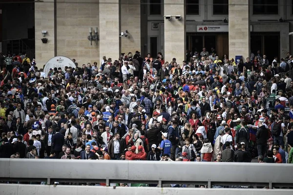 Los Aficionados Reúnen Fuera Del Estadio Luzhniki Antes Del Partido — Foto de Stock