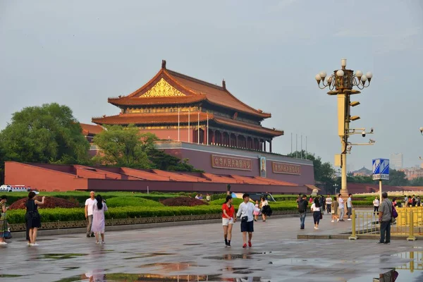 Les Touristes Passent Devant Tian Anmen Rostrum Pékin Chine Juin — Photo