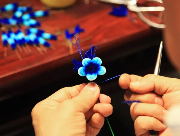 Artesano Chino Años Zhao Shuxian Hace Flores Terciopelo Estudio Ciudad —  Fotos de Stock