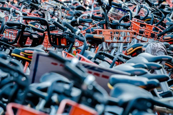 Bicicletas Abandonadas Servicios Chinos Para Compartir Bicicletas Amontonan Estacionamiento Cerca —  Fotos de Stock