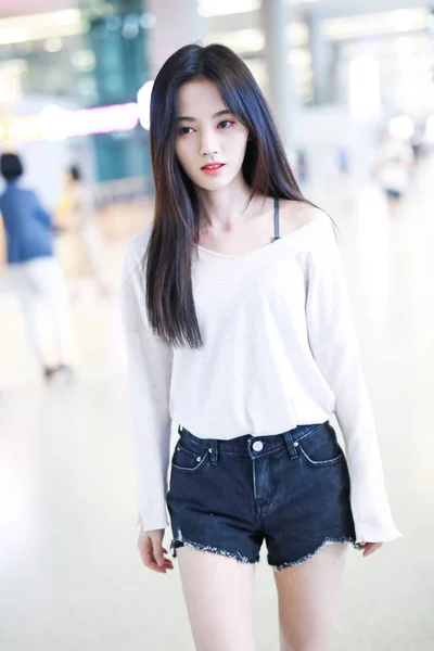 Chinese Zangeres Actrice Jingyi Arriveert Bij Shanghai Hongqiao International Airport — Stockfoto