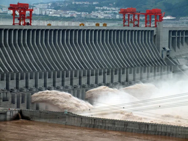 洪水が運航中国三峡 シ帰県 宜昌市 中国中央部の湖北省 2012 日に揚子江の三峡ダムから噴出します — ストック写真