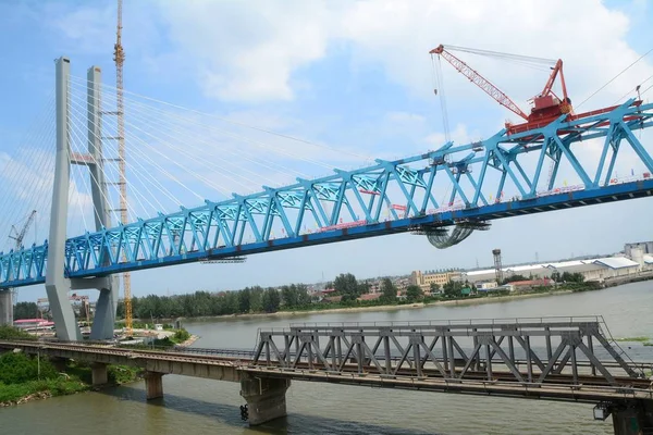 Les Travailleurs Chinois Célèbrent Après Que Les Deux Sections Pont — Photo