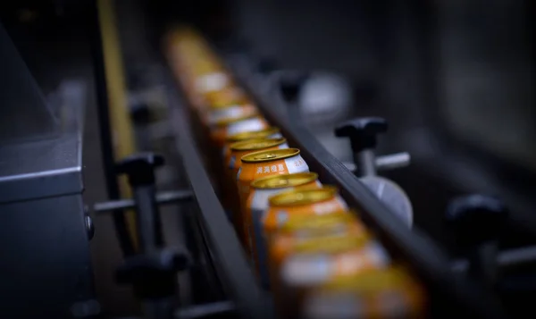 Контейнеры Апельсиновой Содой Производятся Сборочной Линии Заводе Переработке Розливу Напитков — стоковое фото