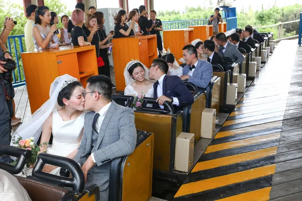 Novomanželé Jízdu Horské Dráze Zábavním Parku Happy Valley Šanghaji Číně — Stock fotografie
