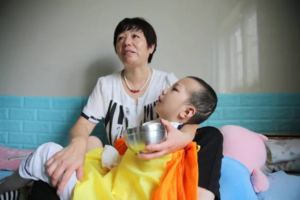 Китайський Працівник Догляду Чжан Після Річний Хлопчик Пен Пен Який — стокове фото