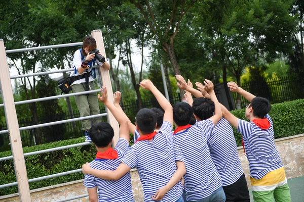 Chiński Student Starszy Hou Jiamin Komunikacji Uniwersytetu Shanxi Creative Dyplomów — Zdjęcie stockowe