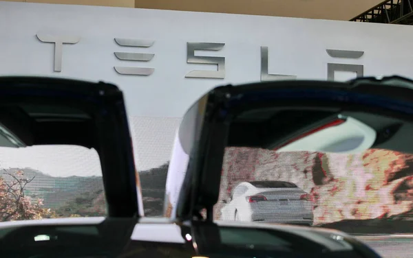 Blick Auf Den Stand Von Tesla Während Der Internationalen Automobilausstellung — Stockfoto