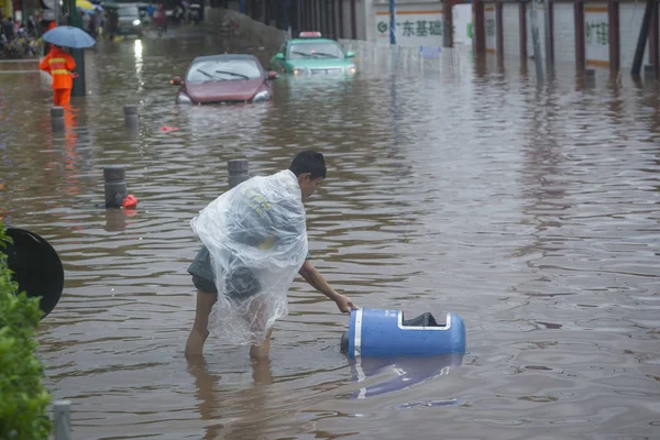 Chinese Worker Walks Flooded Road Picks Garbage Bins Heavy Rainstorm — Stock Photo, Image