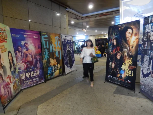 Fil Kinesiska Biobesökare Går Förbi Affischer För Filmer Biograf Chongqing — Stockfoto