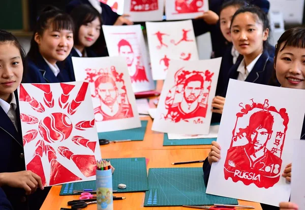 Estudantes Uma Escola Sênior Mostram Obras Arte Retratos Estrelas Futebol — Fotografia de Stock