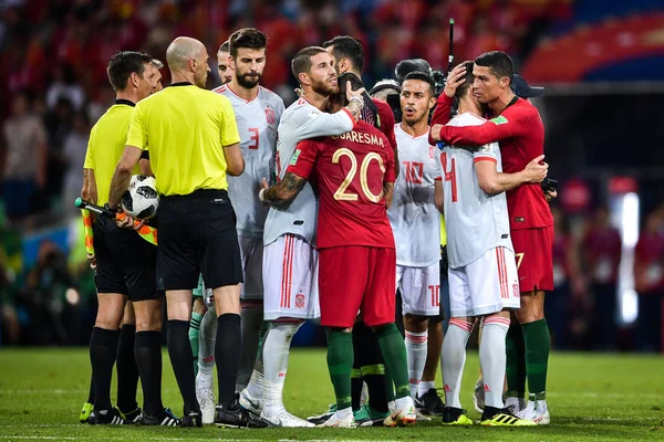 Cristiano Ronaldo Direita Outros Jogadores Portugal Interagem Com Jogadores Espanha — Fotografia de Stock