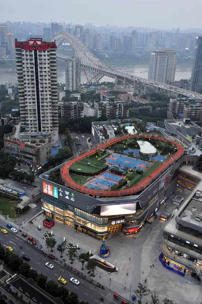 中国重慶市のショッピングモールの屋根の上のスタジアムの空中ビュー 月2018 — ストック写真