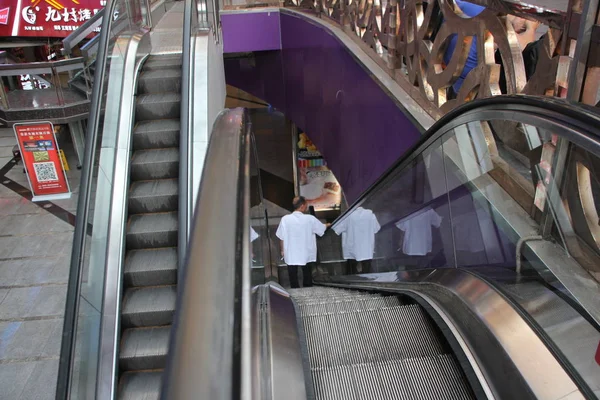 2018年5月15日 在中国重庆的一家购物中心 一位顾客乘坐一台迷你自动扶梯 它太窄 让人无法并排站立 — 图库照片