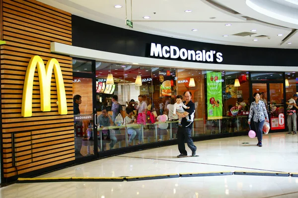 Kunder Går Förbi Fastfood Restaurang Mcdonald Yichang City Central Kinas — Stockfoto