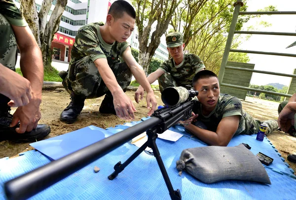 Penembak Jitu Polisi Bersenjata Guangdong Mengambil Bagian Dalam Pelatihan Penembakan — Stok Foto