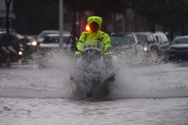 Офіцер Поліції Їде Затопленій Дорозі Після Дощ Qionghai Місто Південно — стокове фото