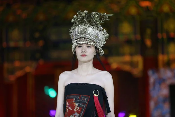 모델은 드레스 2018 프린스 베이징에에서에서 전통적이 현대적인 스타일을 새로운 창조를 — 스톡 사진