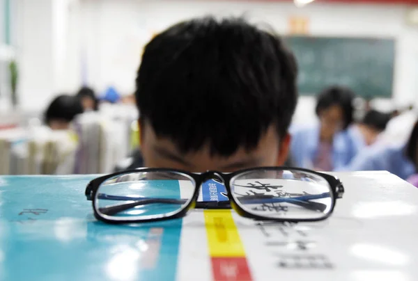 Молодой Китайский Студент Готовится Предстоящему Вступительному Экзамену Национальный Колледж 2018 — стоковое фото